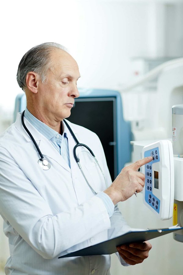 ¿Cuáles son las mejores maneras de combinar camisas estampadas con pantalones lisos?